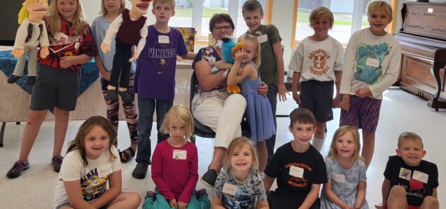 Sandy Hanson Entertains Kids at Big Stone Library