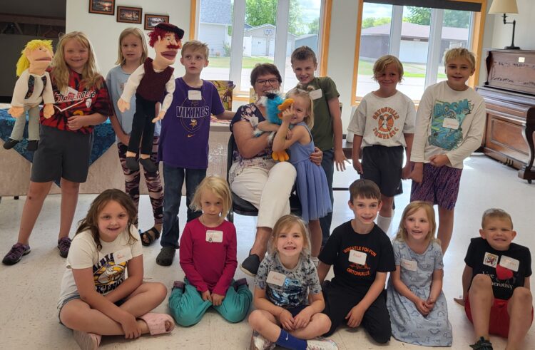 Sandy Hanson Entertains Kids at Big Stone Library